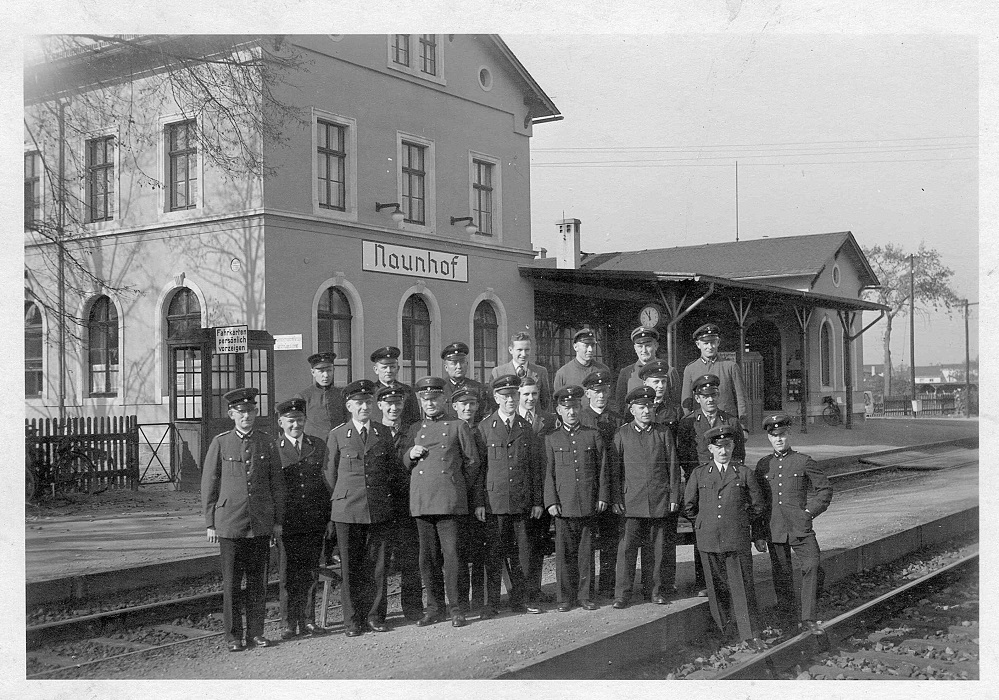 Personal am Bahnhof Naunhof 1937